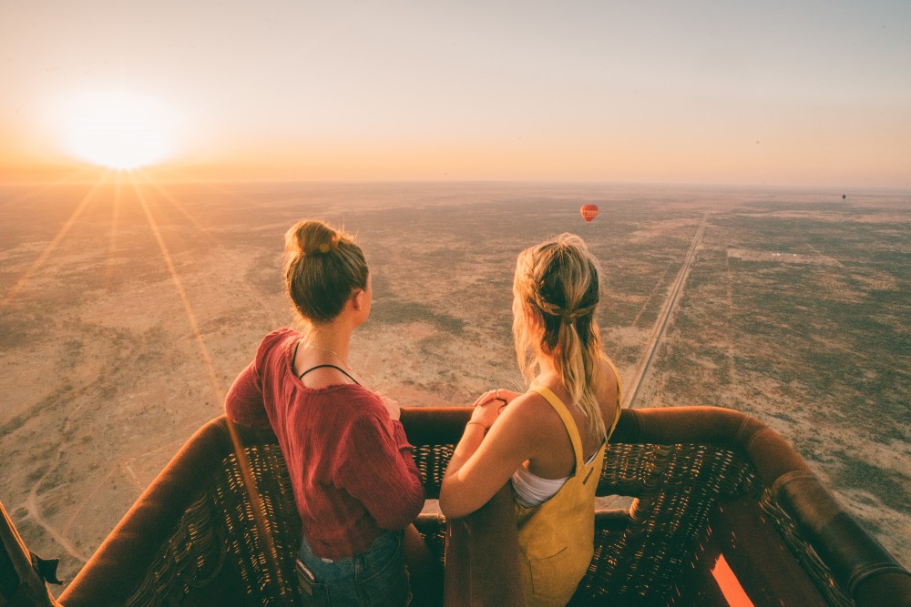 women-in-air-balloon-flight